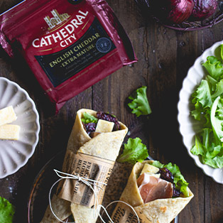 <span>Piadina con cheddar, cipolle caramellate e speck&nbsp;</span>