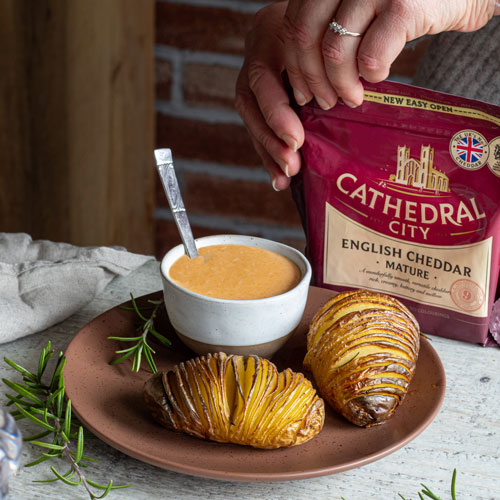 Patate Hasselback con fonduta di Cheddar