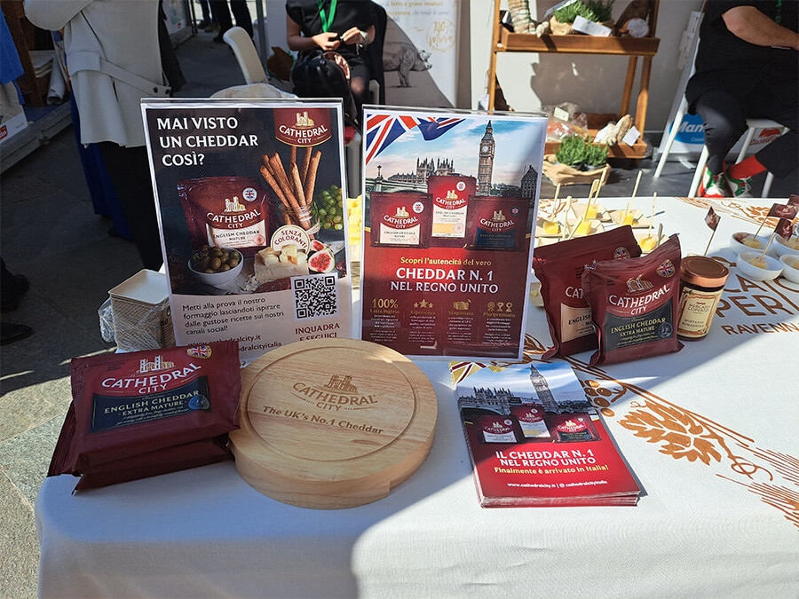 Stand Cathedral City a Ravenna con materiali promozionali, degustazioni e visual dedicati al cheddar inglese in occasione della visita dei Reali.