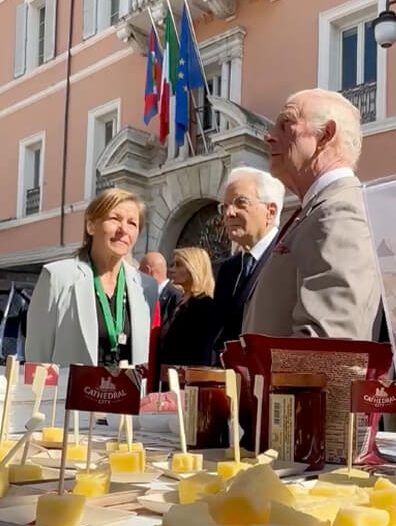 Natasha Linhart con Re Carlo III e il Presidente Sergio Mattarella a Ravenna, durante la presentazione di Cathedral City nello stand Atlante.