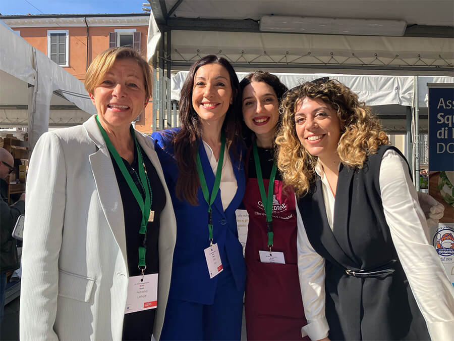 Natasha Linhart, Elisa Tura, Silvia Nanetti e Aura Franzoni al mercato delle eccellenze agroalimentari di Ravenna durante la visita di Re Carlo III.