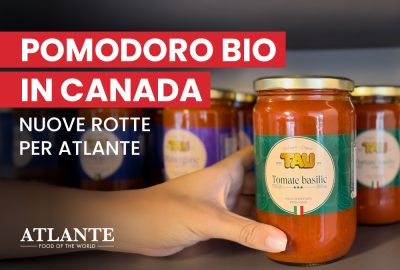 Vasetto di salsa biologica TAU al pomodoro e basilico esposto sugli scaffali di un supermercato, parte della linea sviluppata da Atlante per Marchés Tau in Canada.